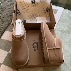 UGG (KIDS’) Classic Ultra Mini Boots in Sand (USA 5)